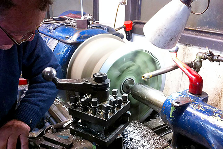 Boomerang A46-90 restoration work - skimming and balancing the main rims