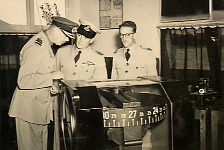 CO Wing Commander N Ford (centre) at Point Cook 1945 - courtesy AWM VIC0128