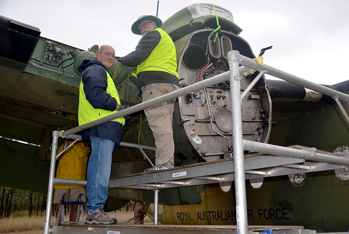 Malcom & John from AAHC Qld remove wing bolts on A4-228