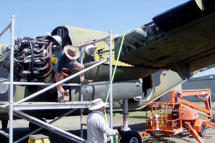 DHC4 Caribou A4-228 - volunteers fitting the wings