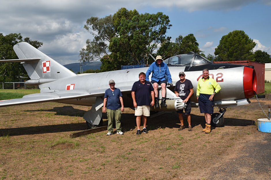 https://www.warbirdsonline.com.au/wp-content/uploads/2022/02/MiG-17F-HFC-re-assembly-volunteers-with-Ross-Pay-940x627.jpg